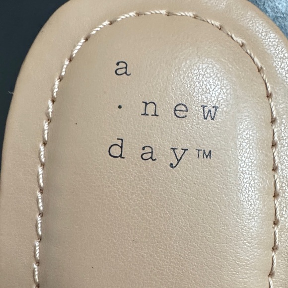 New a new day Tan Sandals with Crystal Accents - Picture 4 of 6